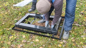 Стеклянный вертикальный памятник с гранитной лампадой